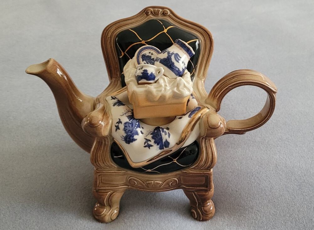 ROYAL DOULTON Cardew Design/Blue Willow Figural Teapot 8"x6"x5"-1998/#4 of 99